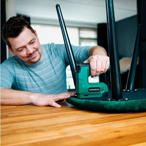 VONROC Agrafeuse électrique 4V - Sans Fil - Fonction Cloueuse - 900 Agrafes Et 300 Clous Inclus 5 VONROC Agrafeuse électrique 4V - Sans Fil - Fonction Cloueuse - 900 Agrafes Et 300 Clous Inclus – Image 3