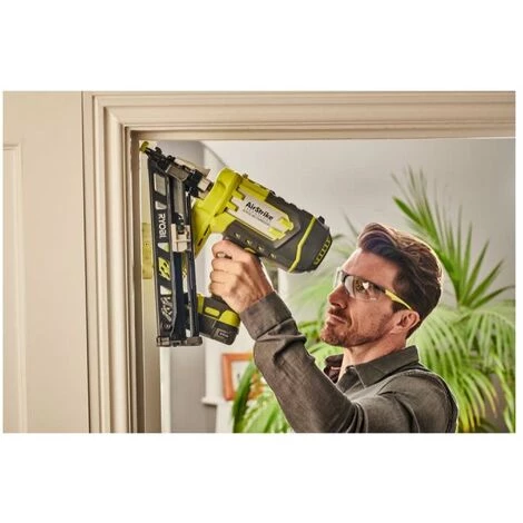 Pack RYOBI Cloueur De Finition Incliné à Air Comprimé 18V OnePlus 15 G R15GN18-0 - 1 Batterie 3.0Ah High Energy - 1 Batterie 5.0Ah - Chargeur Rapide 4 Pack RYOBI Cloueur De Finition Incliné à Air Comprimé 18V OnePlus 15 G R15GN18-0 - 1 Batterie 3.0Ah High Energy - 1 Batterie 5.0Ah - Chargeur Rapide – Image 2