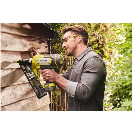 Pack RYOBI Cloueur De Finition Incliné à Air Comprimé 18V OnePlus 15 G R15GN18-0 - 1 Batterie 3.0Ah High Energy - 1 Chargeur Ultra Rapide 5 Pack RYOBI Cloueur De Finition Incliné à Air Comprimé 18V OnePlus 15 G R15GN18-0 - 1 Batterie 3.0Ah High Energy - 1 Chargeur Ultra Rapide – Image 3